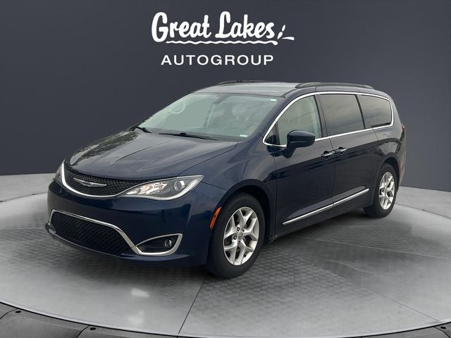 2017 Chrysler Pacifica Touring-L's photo
